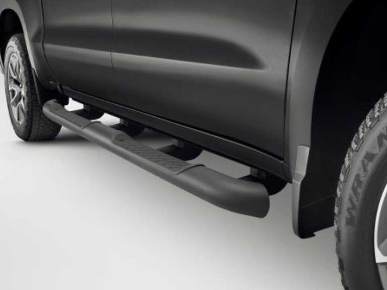 Crew Cab 4-Inch Round Assist Steps in Black/